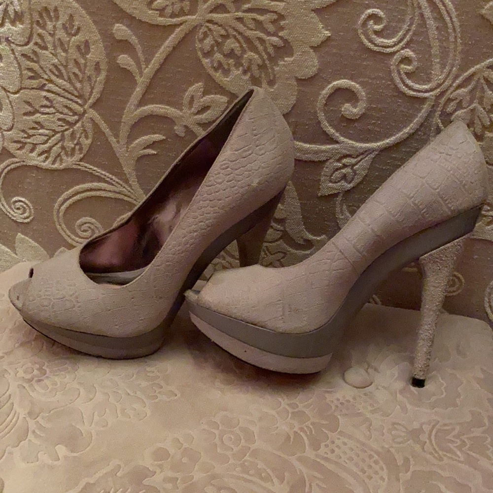 Paris Hiliton Sueded Grey Heels Size 6.5 - Picture 2 of 5